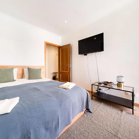 Modern 41br With Art & Tagus River Views Lägenhet