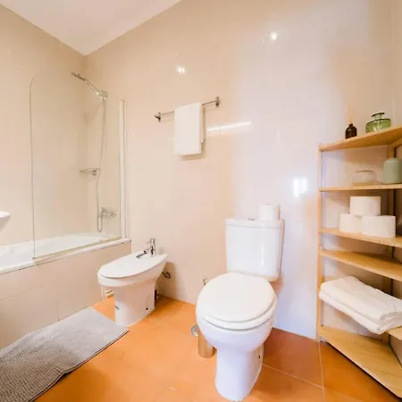 Апартаменты Modern 41br With Art & Tagus River Views Лиссабон