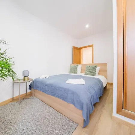 Modern 41br With Art & Tagus River Views Лиссабон